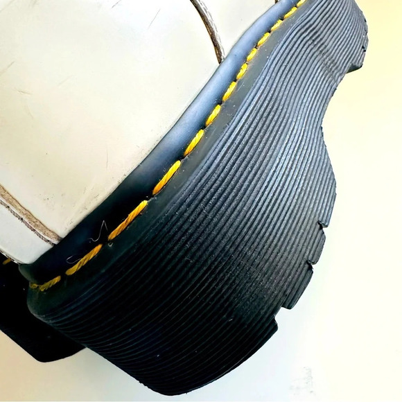 Unisex Dr. Martens 2976 SMOOTH LEATHER PLATFORM CHELSEA BOOTS - Picture 8 of 9